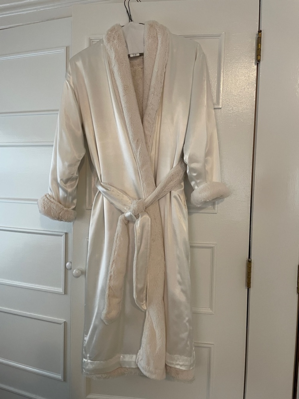 Giraffe at Home Cozy Cream Satin/Plush Robe